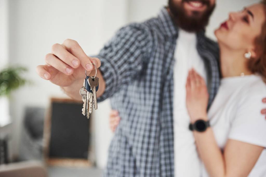 pareja con llaves de casa