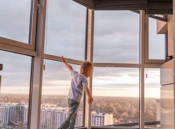 niño jugando en casa con Ventanas de aluminio Barcelona